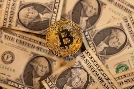 Bitcoin ar putea atinge 94.000 de dolari în 2026, influențat de geopolitică.