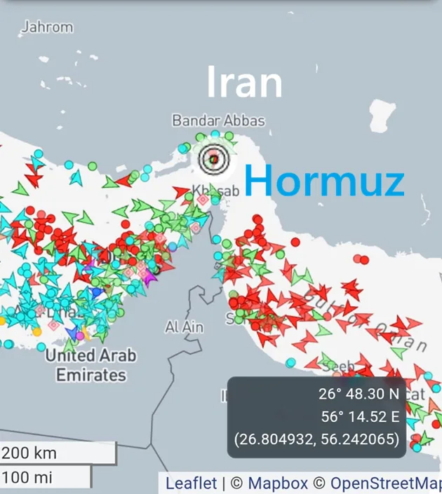 Harta Strâmtorii Hormuz cu nave colorate și locații marcate.