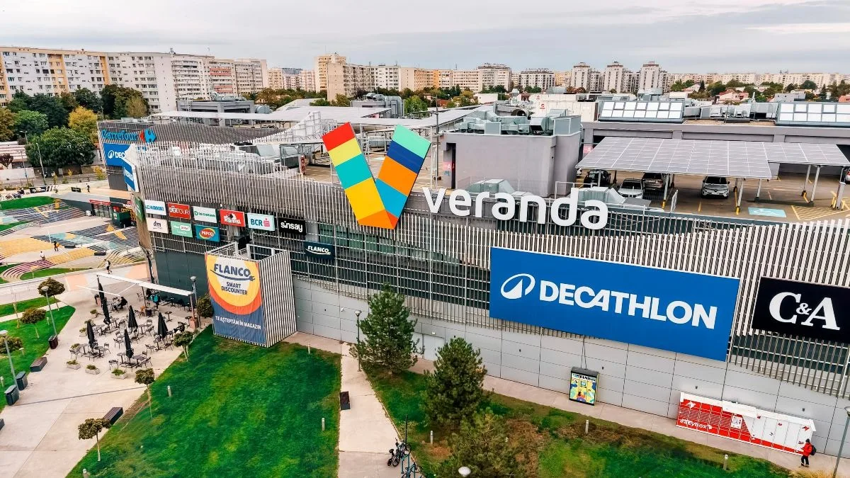 Veranda Mall, un centru comercial modern, cu diverse magazine și spații verzi.