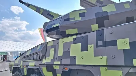 Sistem antiaerian Skyranger 30 cu design modern și camuflaj distinctiv.