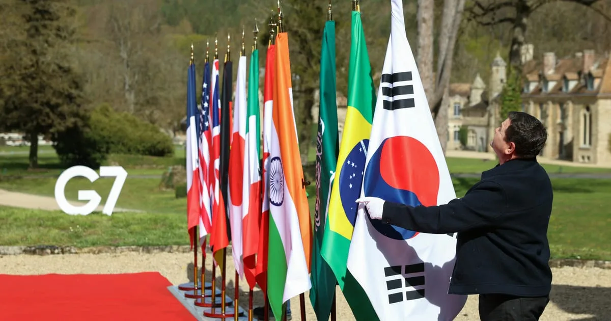 Steaguri ale țărilor G7 expuse la o reuniune internațională în Franța.