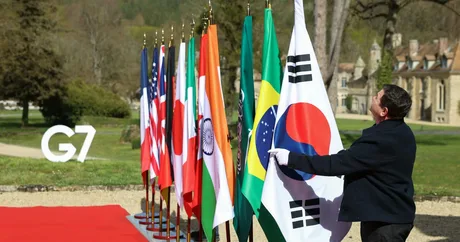 Steaguri ale țărilor G7 expuse la o reuniune internațională în Franța.