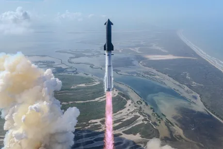 Starship V3 de la SpaceX în timpul unui zbor de testare, cu fum și flacără în spate.