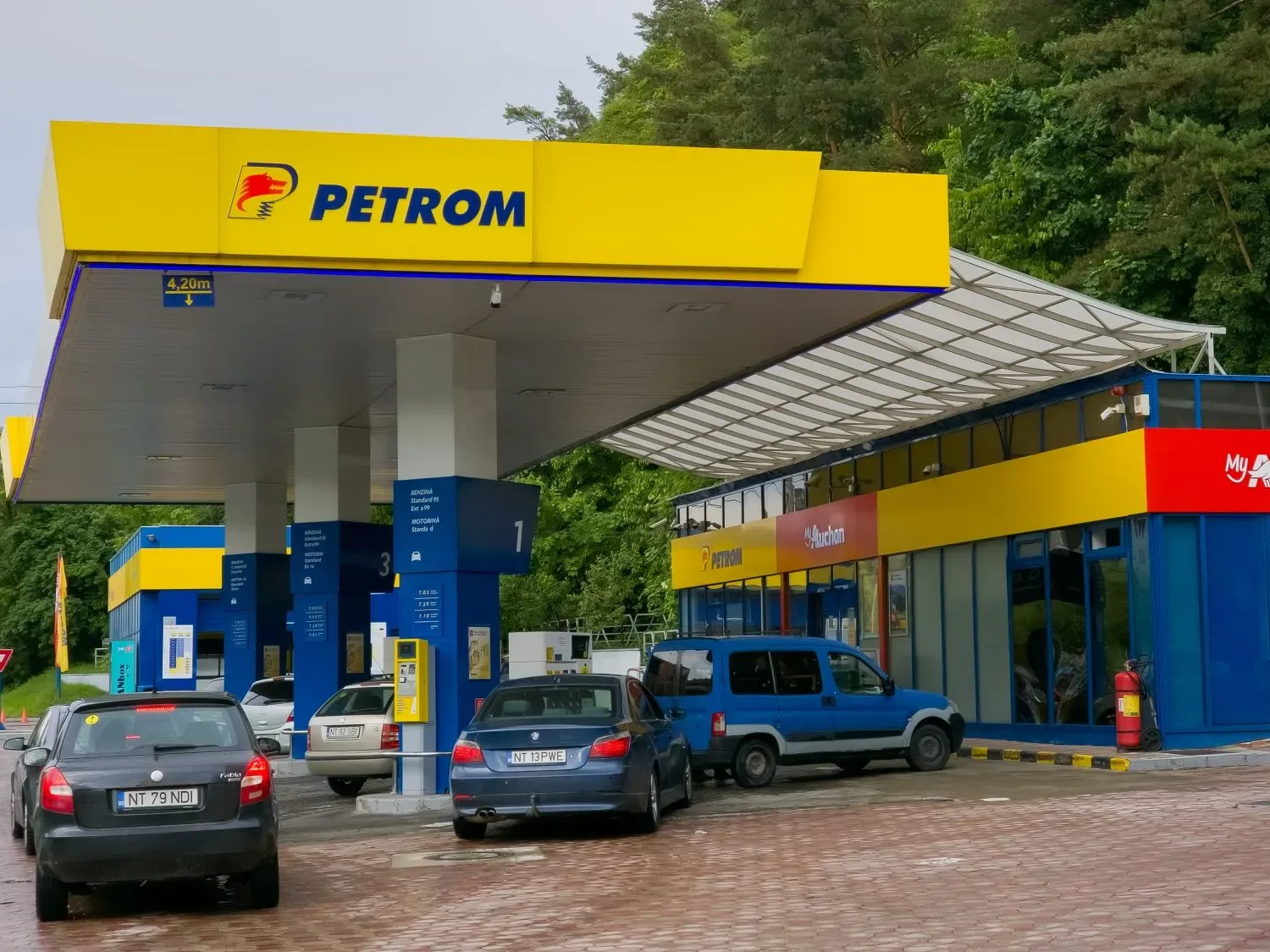 Reducerea prețurilor la carburanți la stațiile Petrom din București.