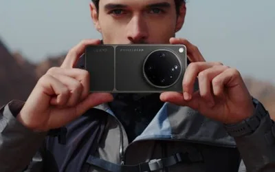 Un utilizator ținând un telefon OPPO în aer liber, pregătit pentru filmare.