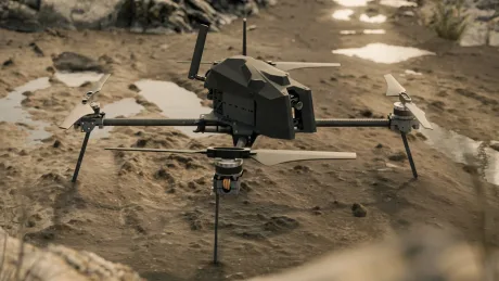 Dronă militară pe un teren accidentat, pregătită pentru teste.