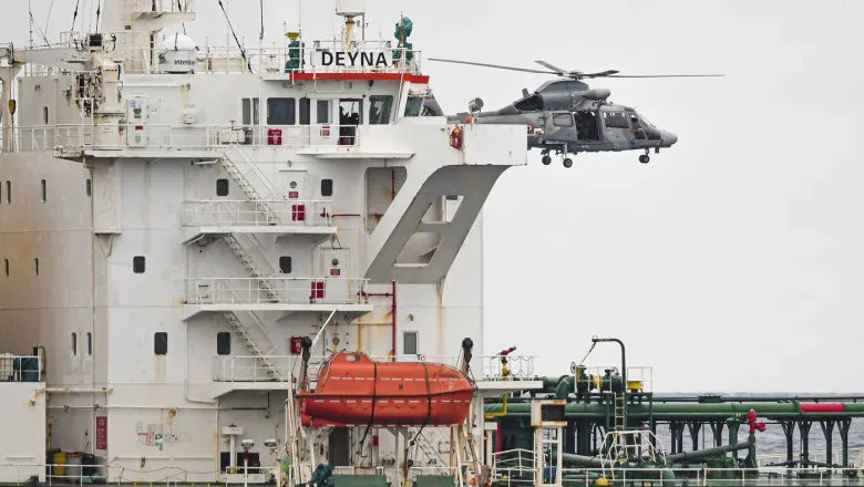 Petrolierul Deyna sub supravegherea unui elicopter militar.