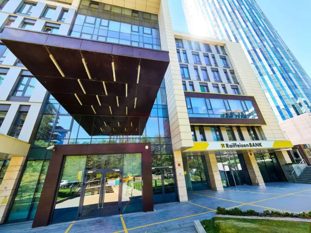 Clădire modernă a Raiffeisen Bank, simbol al inovației în afaceri.
