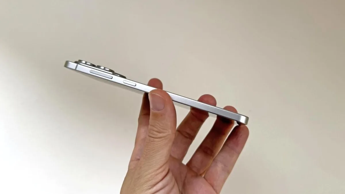 Un smartphone ultra-subțire ținut în mână, evidențiind designul său elegant.