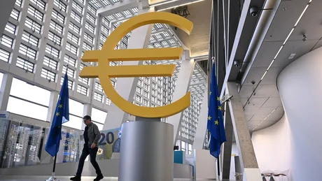 Simbolul euro într-un mediu modern, reprezentând stabilitatea financiară europeană.