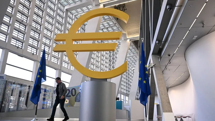 Simbolul euro într-un mediu modern, reprezentând stabilitatea financiară europeană.