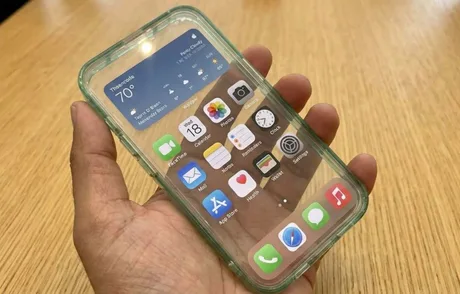 Un telefon modern cu un design elegant și ecran complet din sticlă.