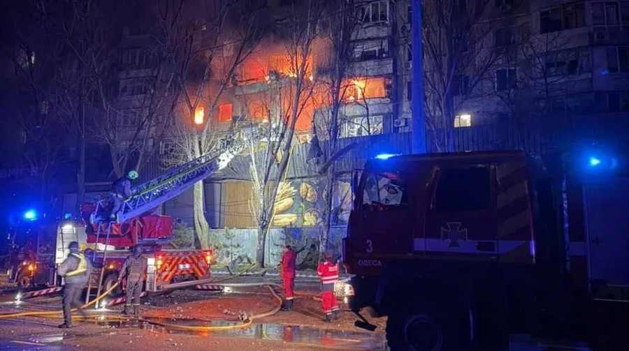 Intervenție de urgență la o clădire afectată de atacuri aeriene în Ucraina.