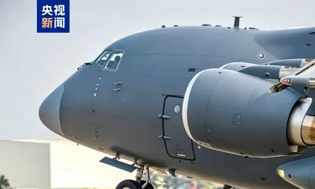 Detaliu al avionului Y-20B, evidențiind motoarele moderne și designul avansat.