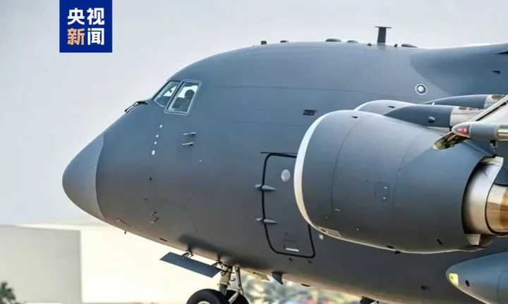 Detaliu al avionului Y-20B, evidențiind motoarele moderne și designul avansat.
