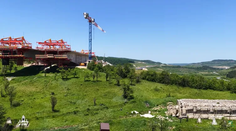 Stadiul lucrărilor la viaductele A3 Nădășelu și Topa Mică, cu echipamente în acțiune.