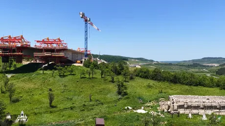 Stadiul lucrărilor la viaductele A3 Nădășelu și Topa Mică, cu echipamente în acțiune.