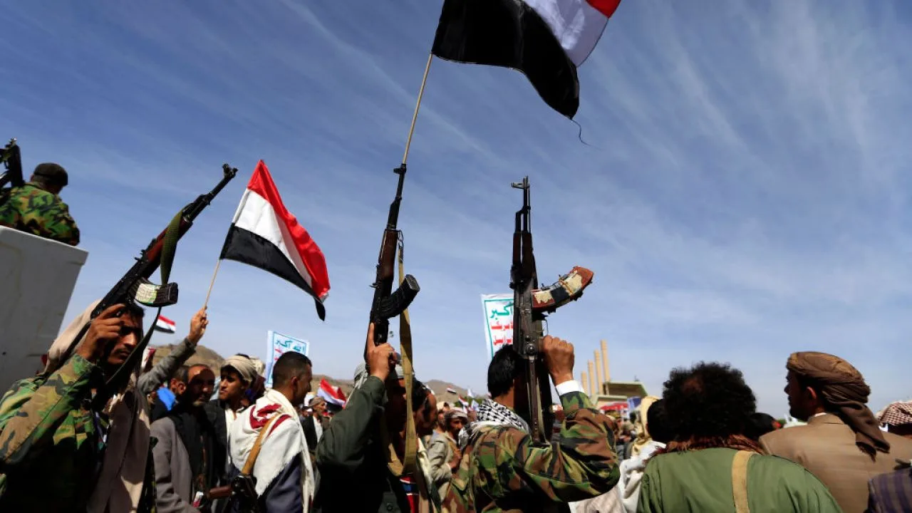 Rebelii Houthi din Yemen protestează cu arme și steaguri naționale.
