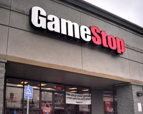 Magazin GameStop cu logo mare, vizibil din exterior.