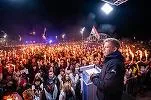 Péter Magyar vorbește în fața unei mulțimi entuziaste la un eveniment public.