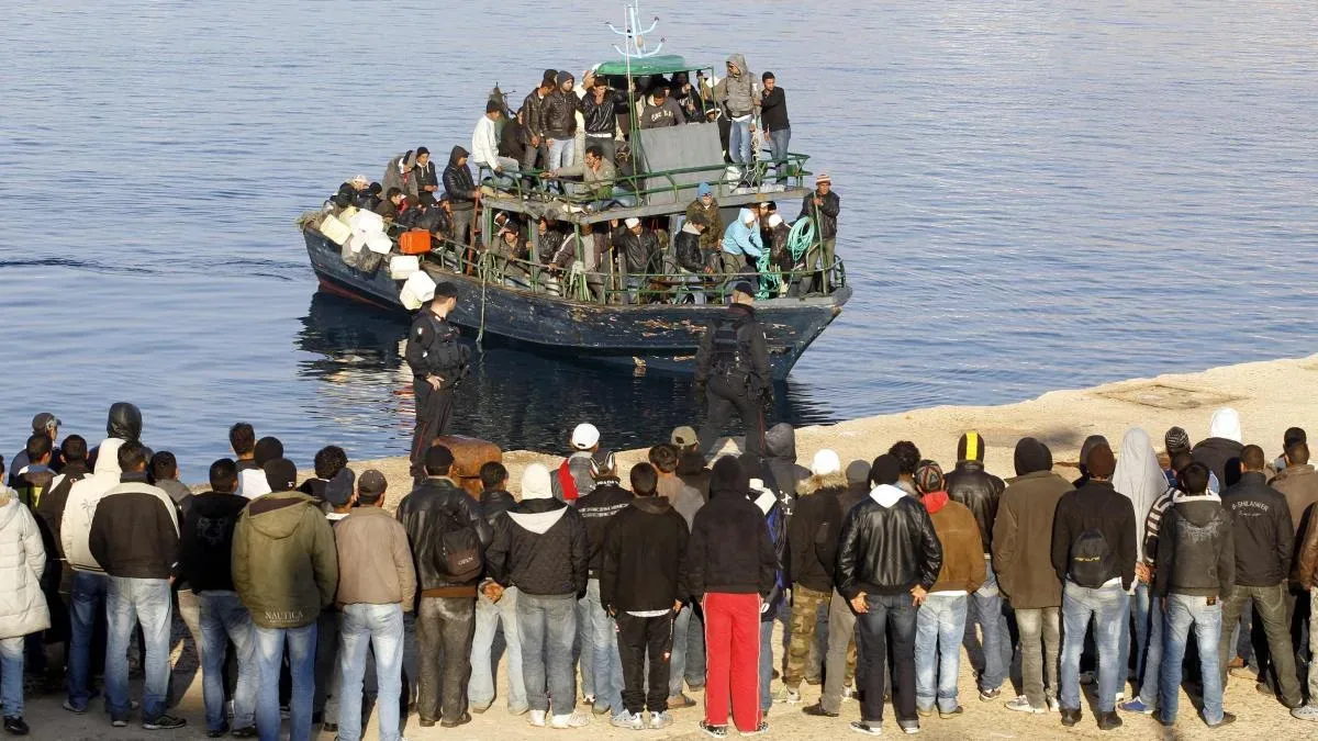 Grup de oameni pe o barcă, observată de alții pe mal.