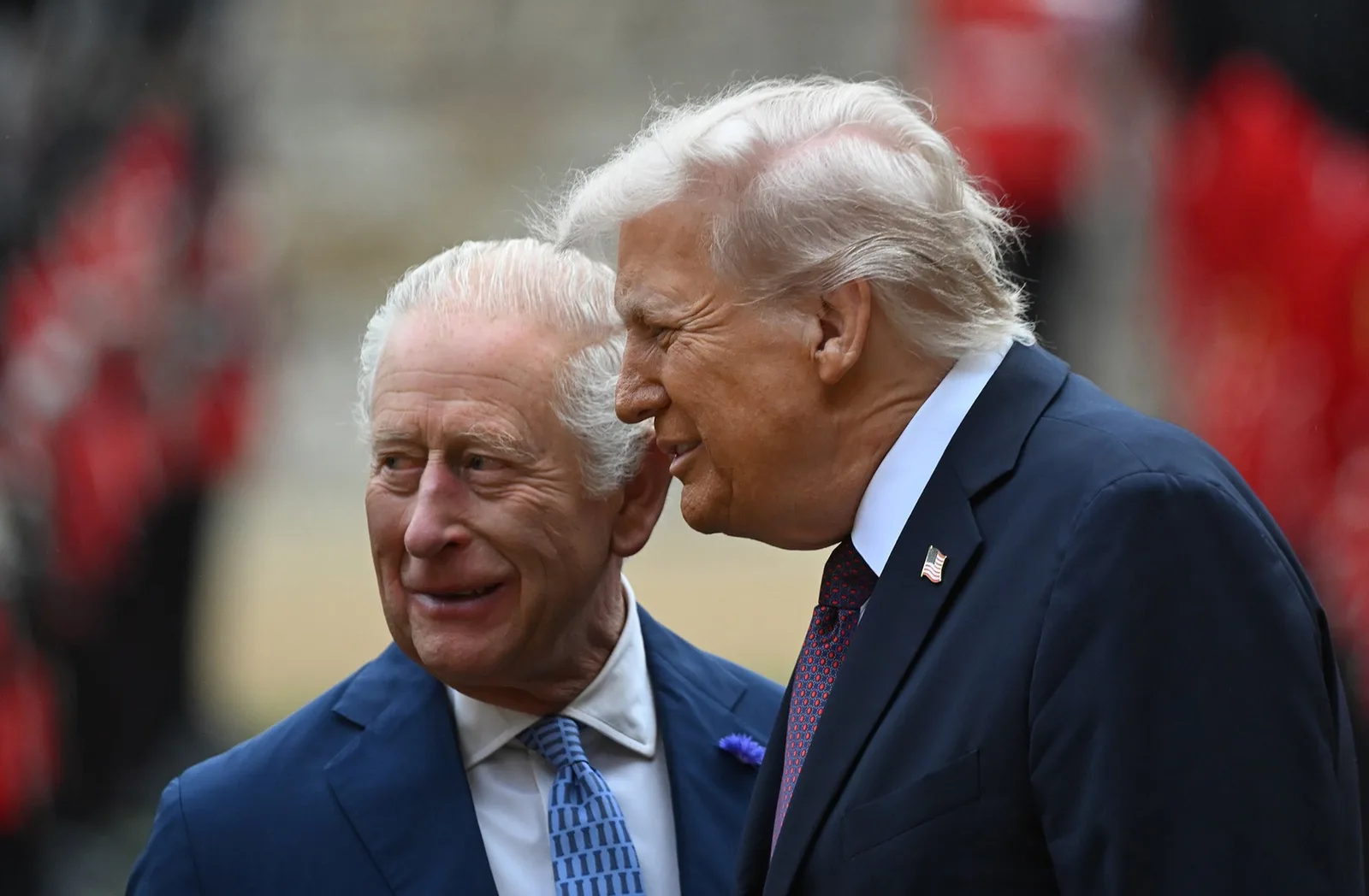 Regele Charles și Donald Trump discutând la Casa Albă, într-un moment de umor diplomatic.