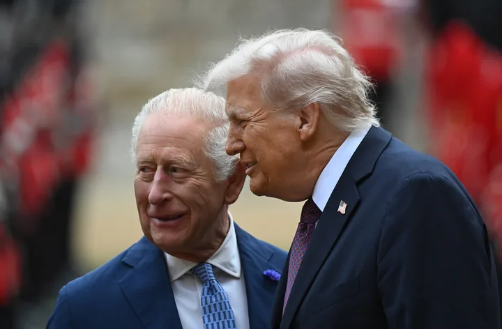 Regele Charles și Donald Trump discutând la Casa Albă, într-un moment de umor diplomatic.