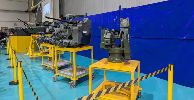 Echipamente militare expuse într-un spațiu de prezentare dedicat apărării.