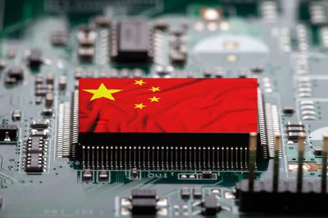 Cipuri de semiconductori cu steagul Chinei pe un circuit imprimat.