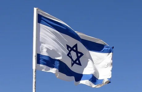 Steagul Israelului fluturând pe un fundal albastru senin.