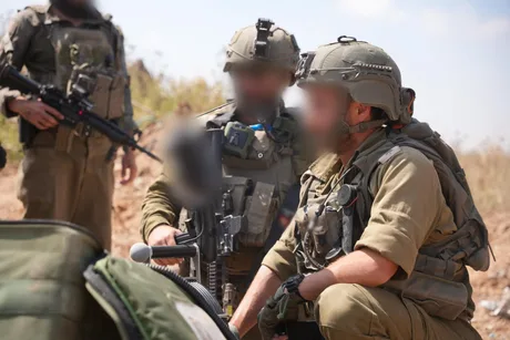 Soldați israelieni în acțiune, pregătiți pentru confruntări în Gaza.