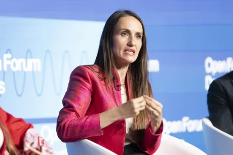 Oana Ţoiu discutând despre producția de gaze naturale în SUA.