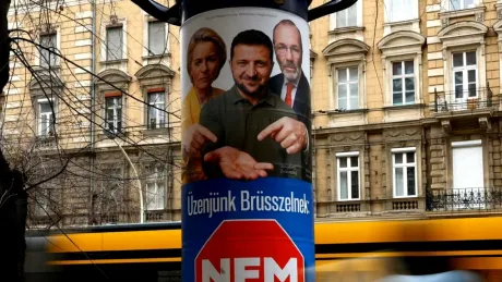 Afiș electoral în Budapesta cu lideri politici și mesaje anti-UE.