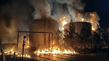 Incendiu la rafinăria din Kirishi, cu flăcări și fum dens în noapte.