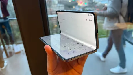 Detaliu al balamalei și bateriei din OPPO Find N6, evidențiind inovațiile tehnice.