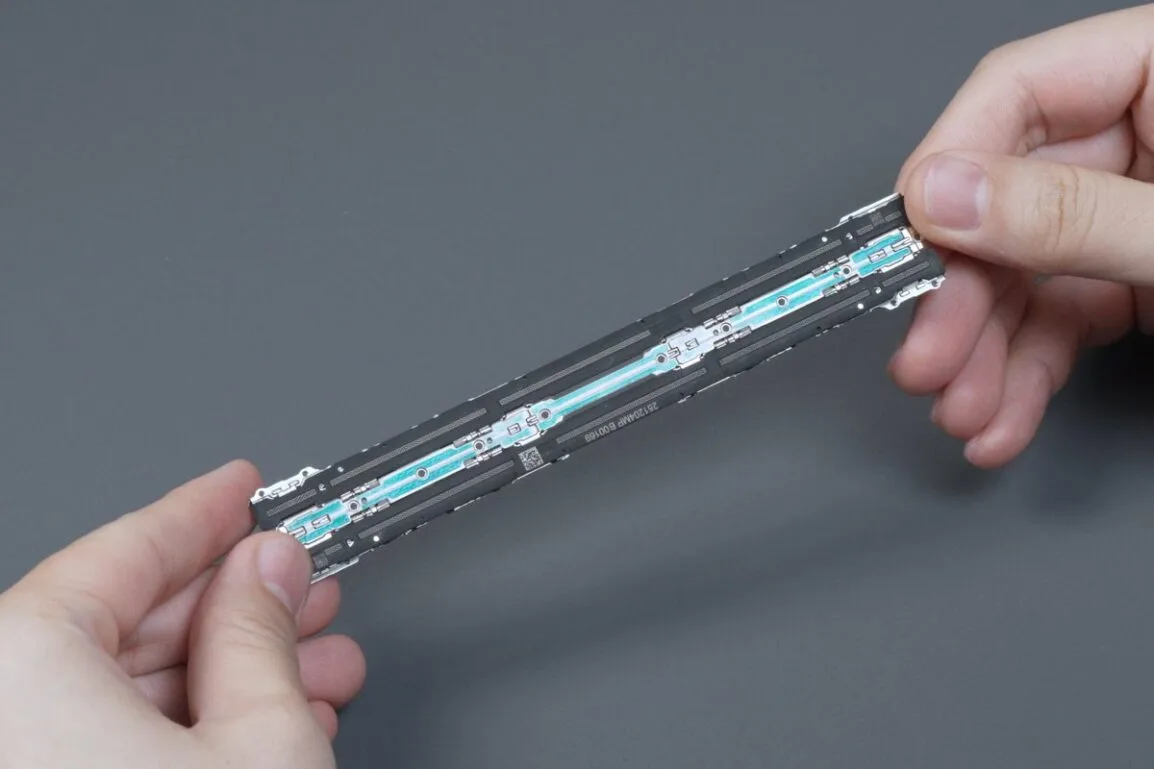 Componenta interioară a OPPO Find N6, evidențiind designul avansat.