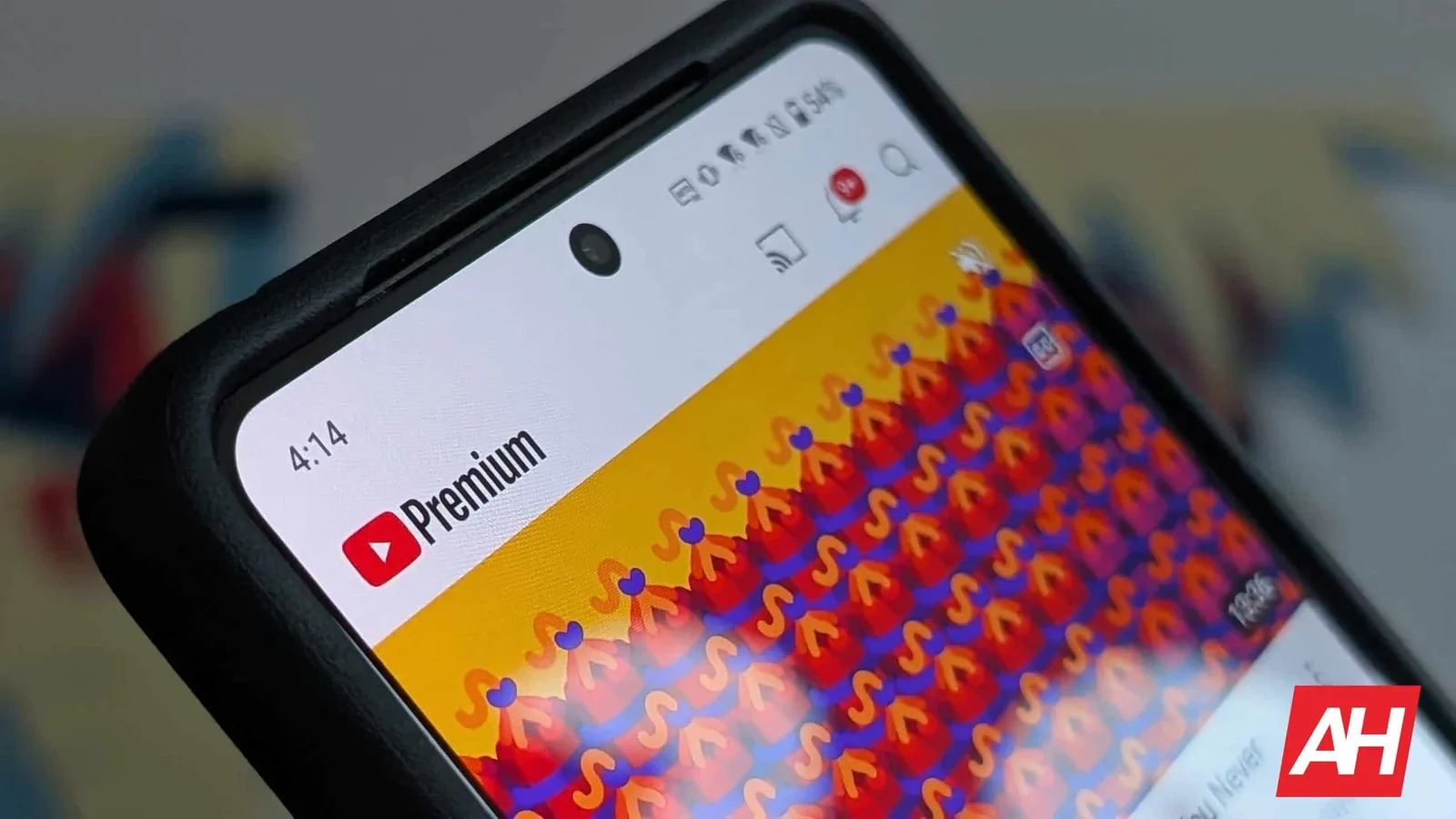 Ecranul unui telefon mobil cu interfața YouTube și file glisabile.