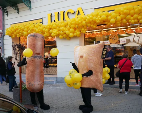 Covrigi proaspeți și clienți la o unitate Luca din București.