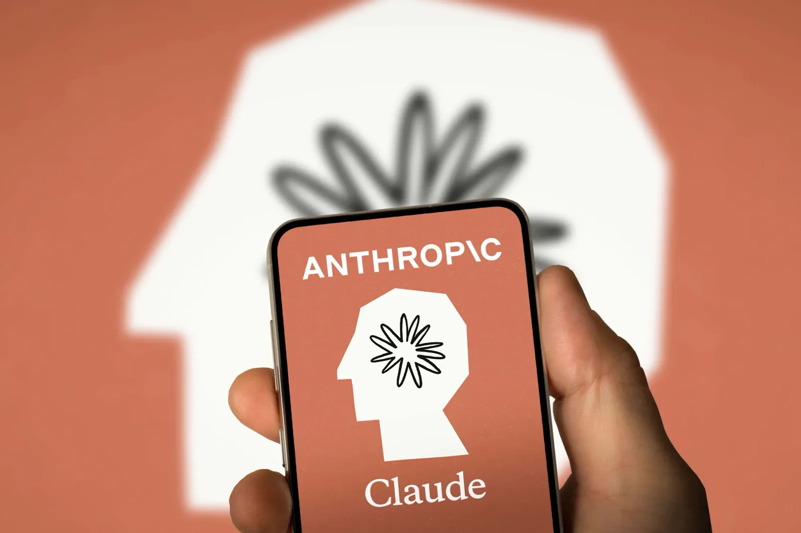 Logo-ul Anthropic Claude pe un telefon mobil.
