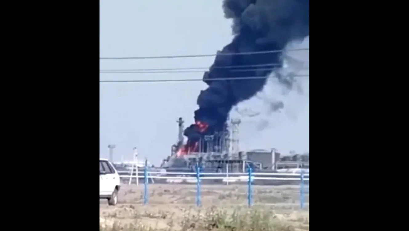 Fum negru se ridică de la o rafinărie în flăcări.