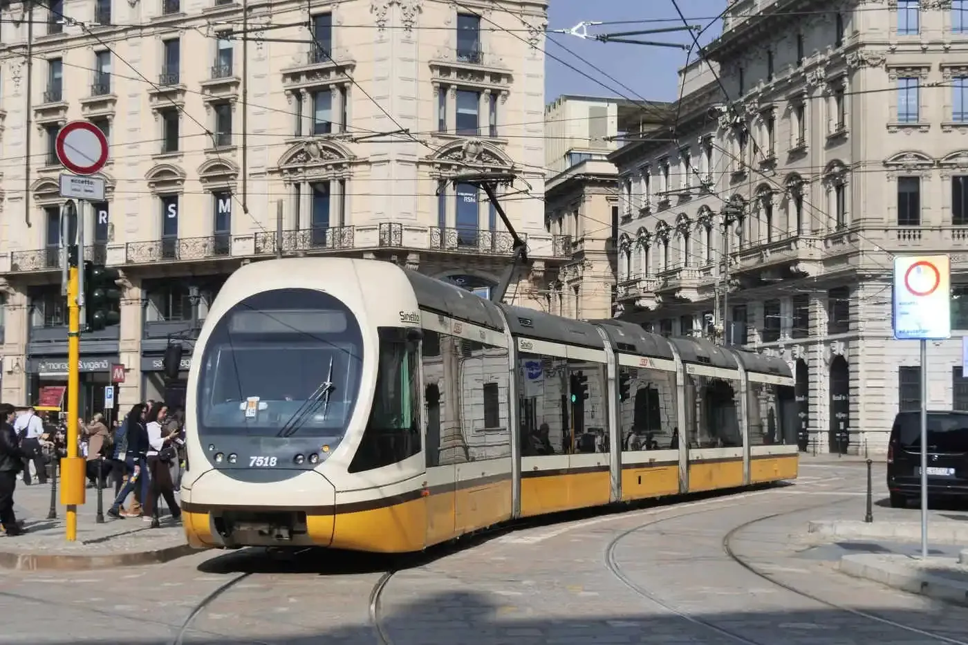 Tramvai modern circulând pe străzile din Milano, Italia.