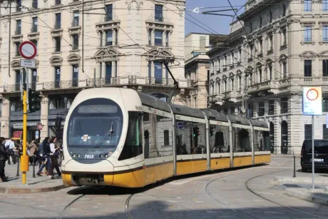 Tramvai modern circulând pe străzile din Milano, Italia.