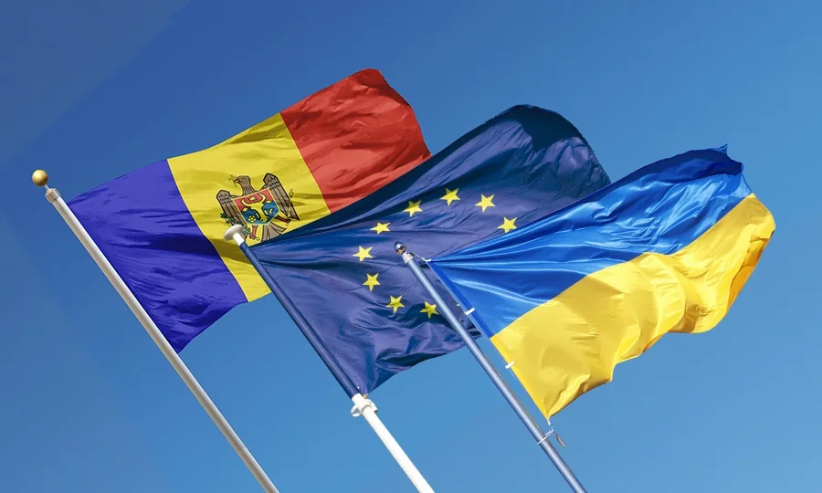 Steagurile Ucrainei, Moldovei și Uniunii Europene fluturând împreună.