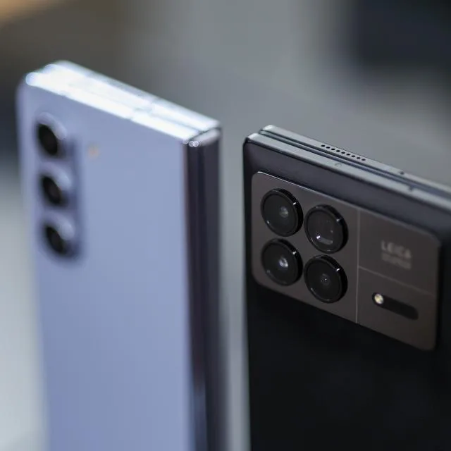 Două telefoane mobile cu design modern și camere multiple, evidențiate în detaliu.