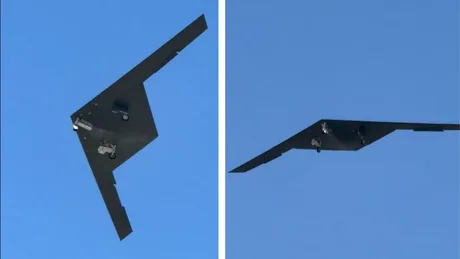 Dronă stealth RQ-180 zburând deasupra Greciei, cu design de tip aripă zburătoare.