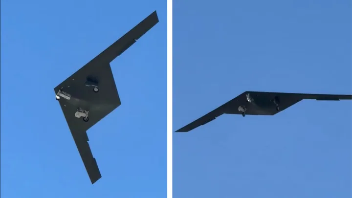 Dronă stealth RQ-180 zburând deasupra Greciei, cu design de tip aripă zburătoare.