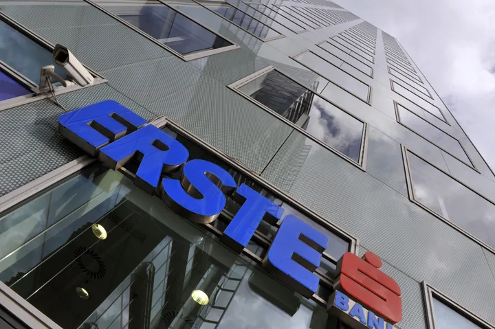 Clădirea Erste Bank cu un design modern și reflectări în feronerie.
