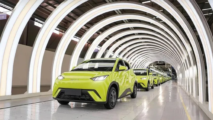 Fabrica BYD din Ungaria, complet funcțională, produce vehicule electrice.