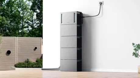 Sistem solar modern instalat pe un perete, ideal pentru balcon.