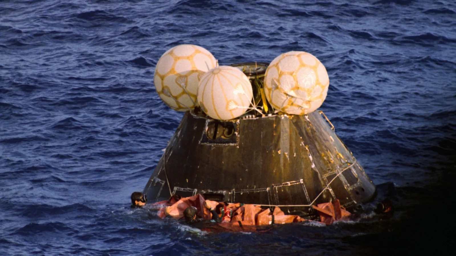 Capsula spațială americă recuperată din ocean după amerizare.